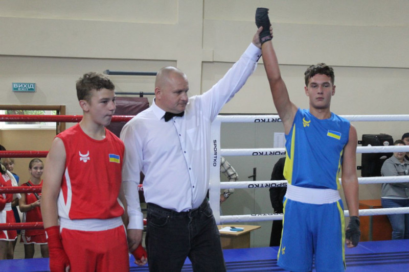 Суддя підняв догори руку одного із боксерів.