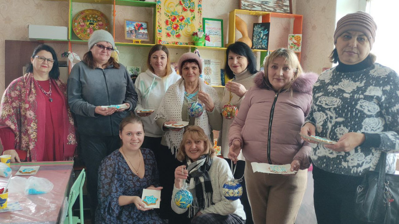 Спільне фото учасниць майстер-класу. У руках жінки тримають свої вироби.