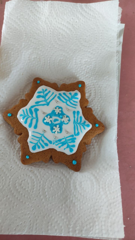 Розписаний пряник у формі сніжинки.