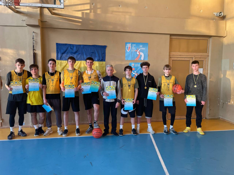 Спільне фото команди з наставником. Діти з медалями, грамотами, м'ячами.