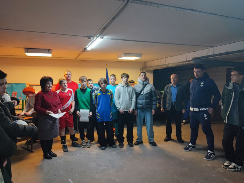 Спільне фото дітей та дорослих. 