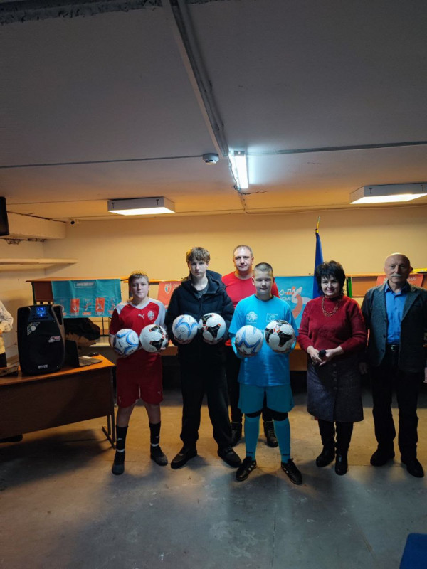 Спільне фото дітей та дорослих. Діти тримають в руках м'ячі.