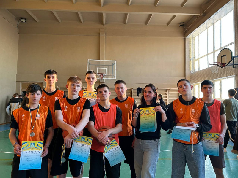 Спільне фото команди з наставницею. Діти з медалями, грамотами.