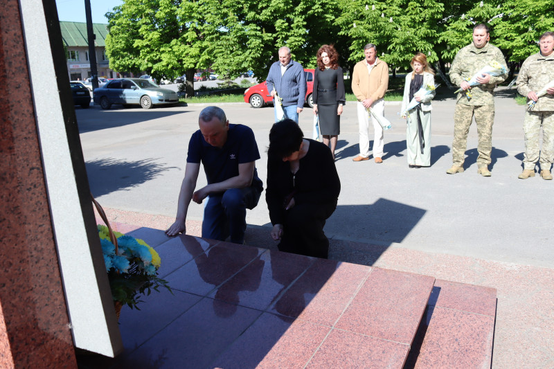 Міський голова Дмитро Зражевський, начальник Синельниківської районної військової адміністрації Світлана Назарчук встановили  кошик із квітами до  підніжжя пам'ятного знака на честь захисників, стали на коліна, схилили голови.  За ними - інші учасники заходу. 