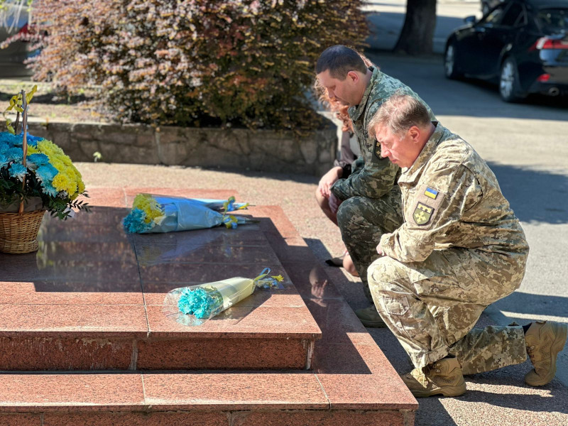 Військові стали на коліна перед пам'ятним знаком на честь загиблих Героїв нашої сучасності.
