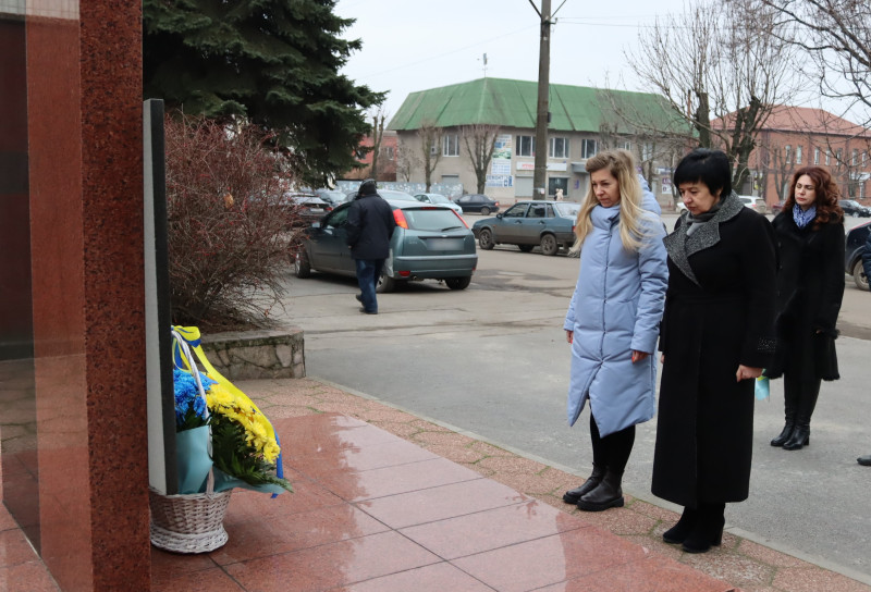 представниці міської і районної влади схилили голови у хвилині мовчання біля пам'ятного знаку на честь полеглих Героїв нашого часу