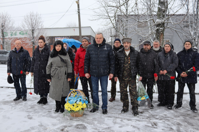 Представники міської та районної влади, ветеранських організацій у хвилині мовчання вшановують пам'ять полеглих  військових.