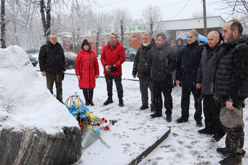 У хвилині мовчання представники влади та ветерани Афганістану вшановують пам'ять загиблих військових.
