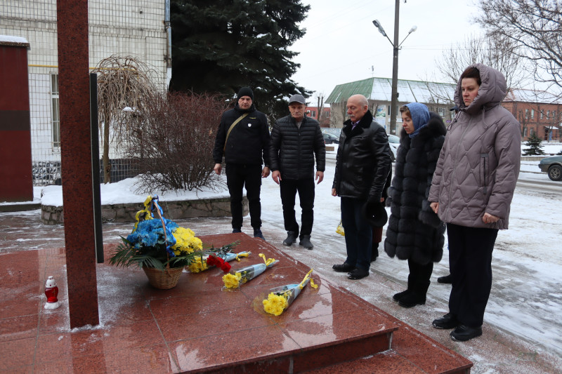 Представники міської влади, громадськості вшановують пам'ять загиблих воїнів, мирного населення у хвилині мовчання, схиливши голову.
