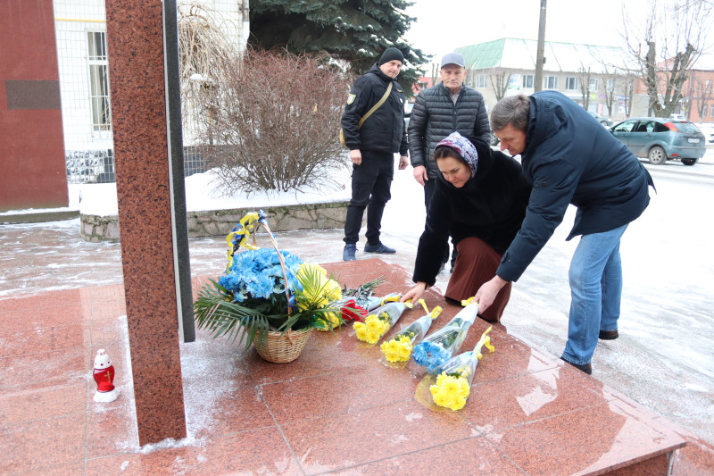 Представники міської влади, громадськості покладають квіти до підніжжя пам'ятного знаку.