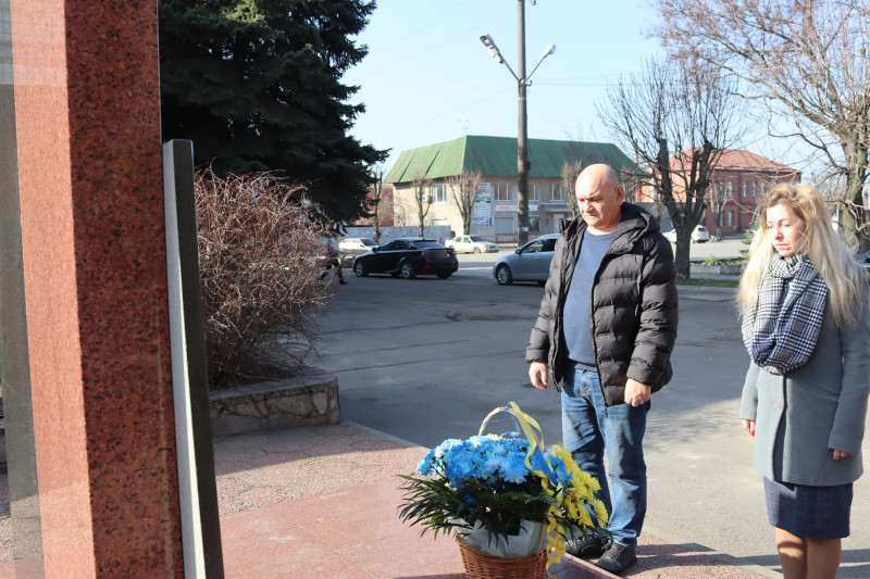 Представники міської та районої влади  у хвилині мовчання вшановують  пам'ять полеглих  військових, мирних громадян - жертв війни.