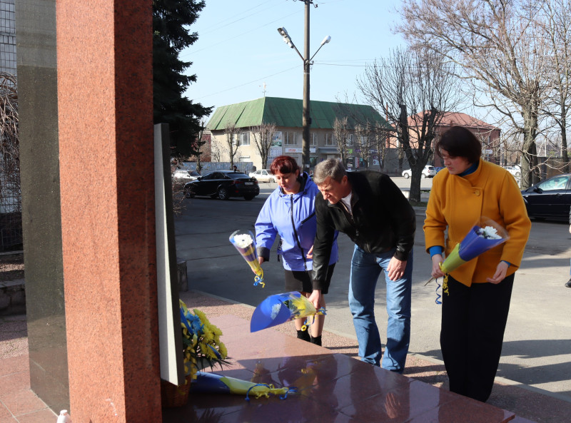 Представники міської влади покладають квіти до підніжжя пам'ятного знаку загиблим захисникам.