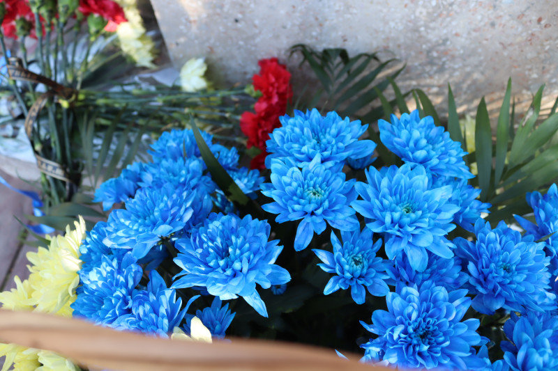 Квіти у підніжжя пам'ятного знаку на честь ліквідаторів аварії на ЧАЕС