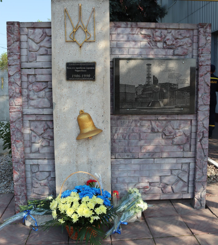 пам'ятний знак на честь ліквідаторів аварії на ЧАЕС: у підніжжя квіти.