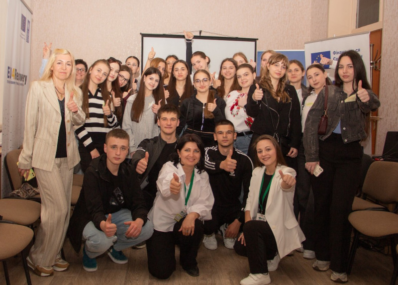 Спільне фото учасників заходу: молодь - хлопці та дівчата, координаторки заходу.