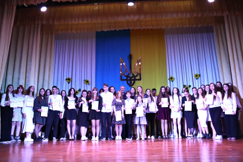 Спільне фото нагороджених дітей і міського голови на сцені.