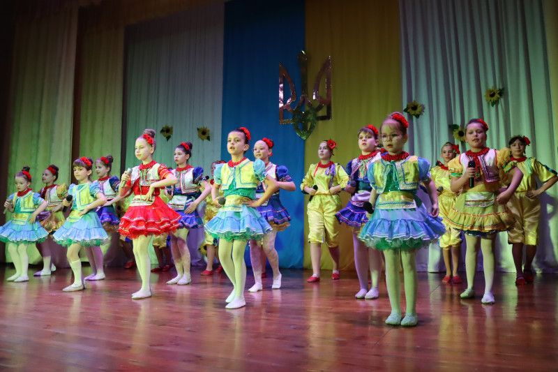 На сцені - дівчатка виконують хореографічну композицію. 