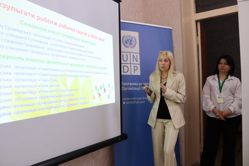 Секретар міської ради Олена Заіка на екрані презентує роботу групи  із громадської безпеки та соціальної згуртованості Синельниківської міської ради. 