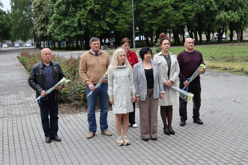 Керівництво та представники міської та районної влади вшановують пам'ять загиблих хвилиною мовчання. У руках більшості  - букети з квітами. 