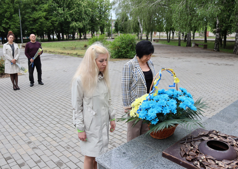 Секретар міської ради Олена Заіка та начальник Синельниківської районної віськової адміністрації Світлана Назарчук у хвилині мовачння схилили голови перед меморілом загиблих у роки Другої світової війни.   У  підніжжя  пам'ятника  - кошик із жовто-синіми квітами.