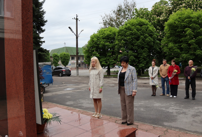 Секретар міської ради Олена Заіка та начальник Синельниківської районної віськової адміністрації Світлана Назарчук у хвилині мовачння схилили голови перед пам'ятним знаком на честь загиблих воїнів нашої сучасності.   У підніжжя  пам'ятника  -кошик із квітами.