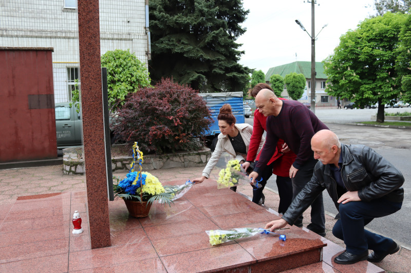 Представники міської та районної влади покладають квіти до підніжжя пам'ятного знаку на честь загиблих  Героїів нашої сучасності.