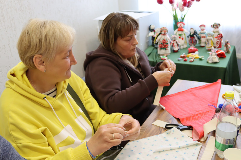 Жінки за роботою: виготовляють елементи мотанки.