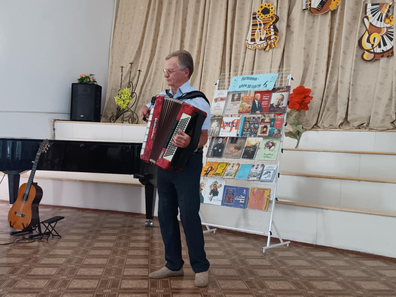 На сцені на баяні грає Сергій Чуєшов