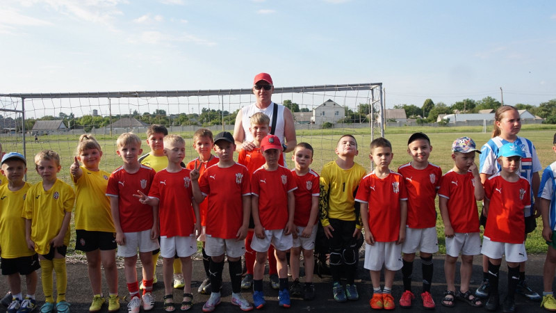 На футбольному полі стоять маленькі футболісти