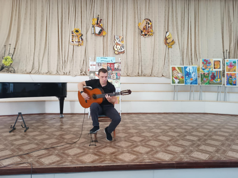 На сцені виступ викладача гітари Віталія Буця