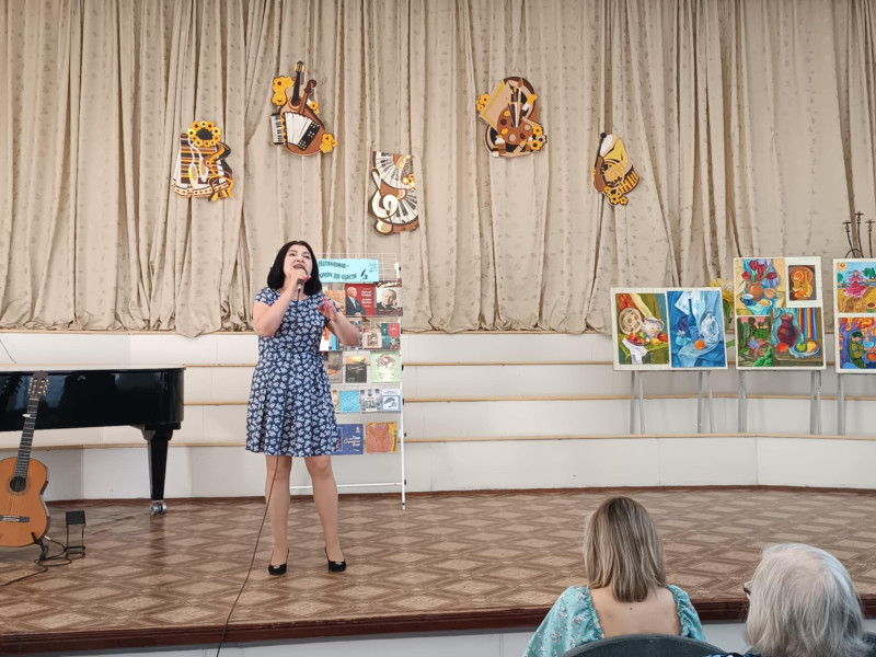 На сцені співає викладач вокалу та бандури Ірина Паламарчук