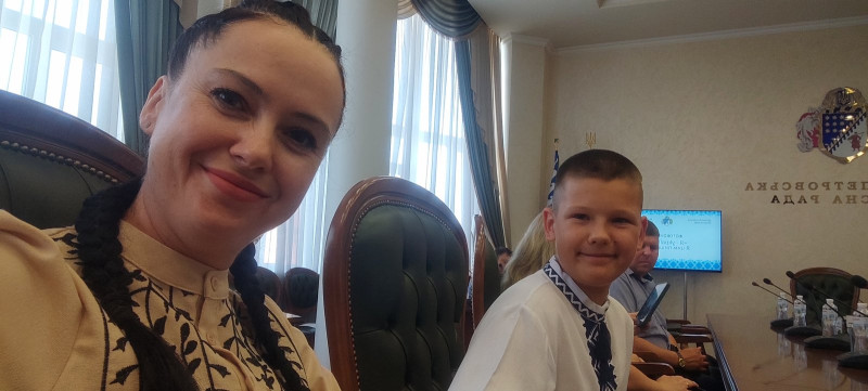 Фото жінки та хлопчика у вишиванках 