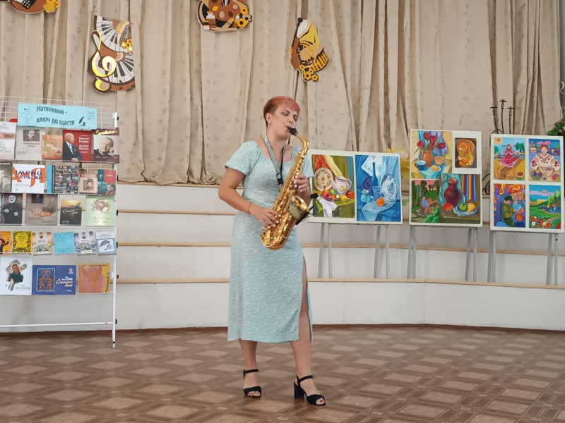 На сцені на саксофоні грає Катерина Мальцева