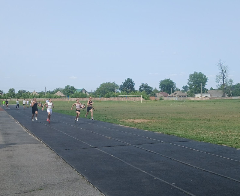 Дівчата біжать по біговій доріжці.