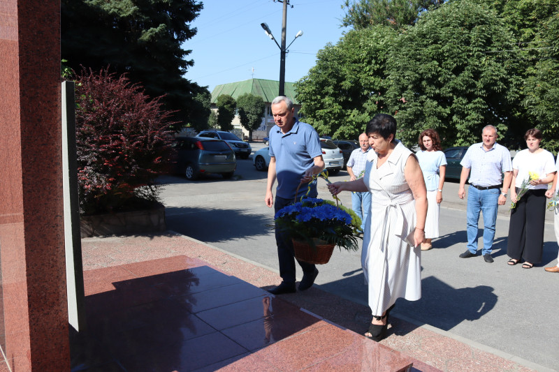 Міський голова Дмитро Зражевський та начальник Синельниківської районної військової адміністрації Світлана Назарчук несуть до пам'ятного знака кошик із квітами.