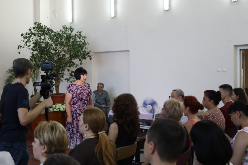 Начальник Синельниківської районної військової адміністрації Світлана Назарчук  вітає присутніх у залі зі святом.