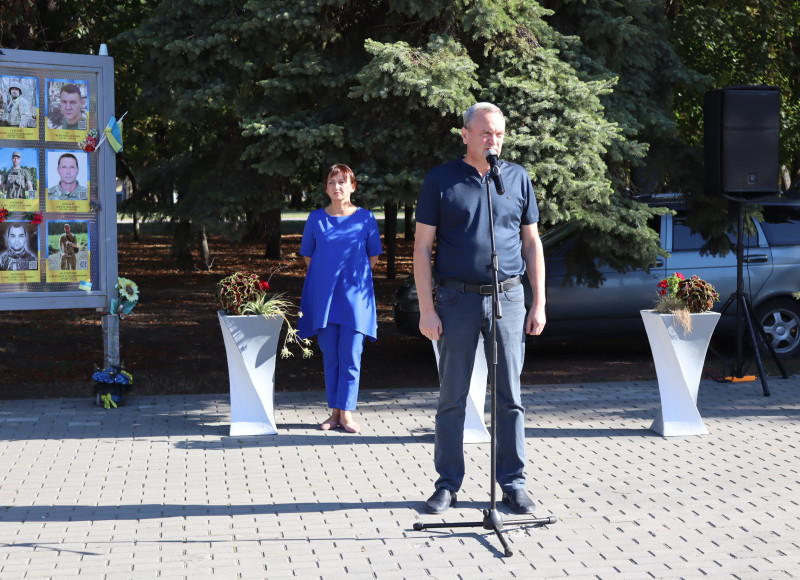 Міський голова Дмитро Зражевський стоїть перед мікрофоном, звертається до жителів громади.