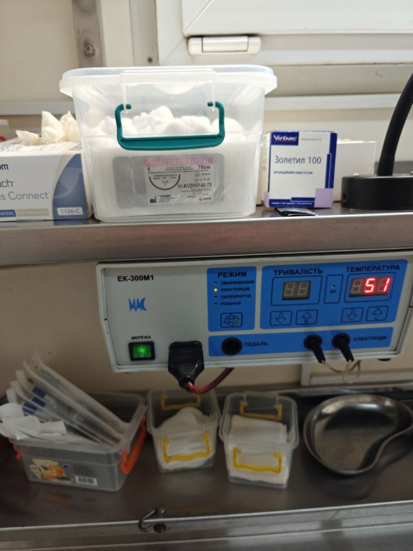 Обладнання, медичні інструменти на столі та полиці для проведення різних процедур із тваринами. 