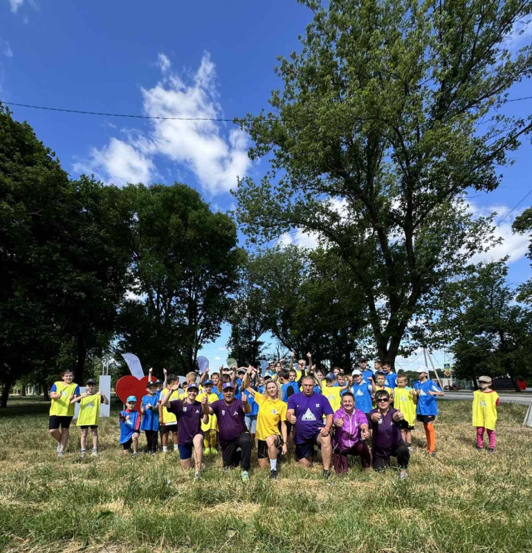 Спільне фото дітей та тренерів  у парковій зоні.