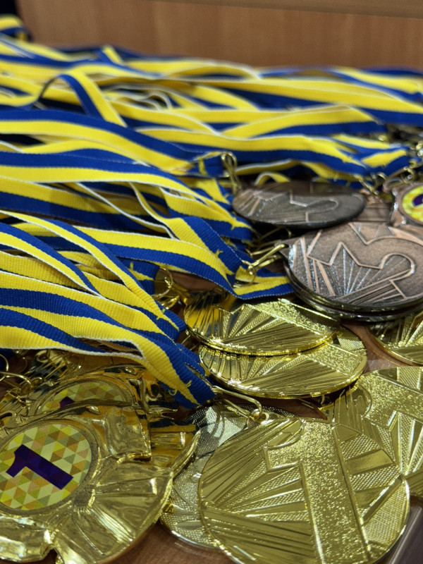 Медалі за 1, 3 місце лежать на столі.