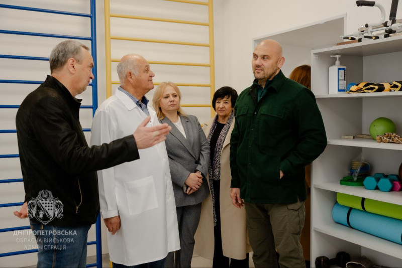 Міський голова Дмитро Зражевський у кабінеті спілкується із начальником Дніпропетровської ОВА Сергієм Лисаком, головним лікарем, начальником Синельниківської РВА Світланою Назарчук, представницею  ДніпроОВА.