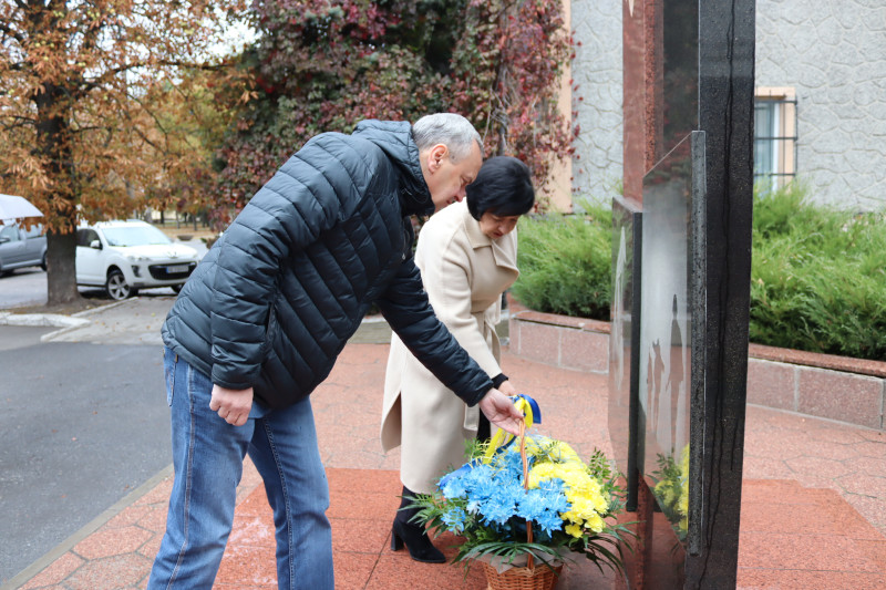 Міський голова Дмитро Зражевський та начальник Синельниківської районної військової адміністрації Світлана Назарчук ставлять кошик із квітами до пам'ятного знаку полеглим за Україну воїнам. 
