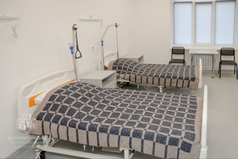 У палаті стоять два ліжка, стільці, тумбочки. 