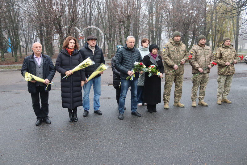 Міський голова Дмитро Зражевський, начальник Синельниківської районної військової адміністрації Світлана Назарчук, інші представники міської та районнної влади, військові стоять із квітами в руках.