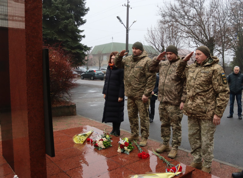 Військові віддають честь біля пам'ятного знаку загиблим воїнам.