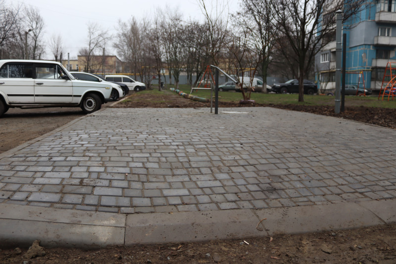 Зручний під'їзд до криниці з урахуванням вимог безбар'єрності.