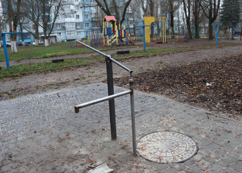 Нова криниця біля багатоповерхівки. Територія навколо викладена тротуарною плиткою.