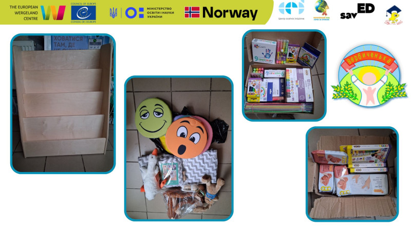 У верхній частині - логотипи організаторів,  нижче -іграшки, поличка,  коробки з канцтоварами.